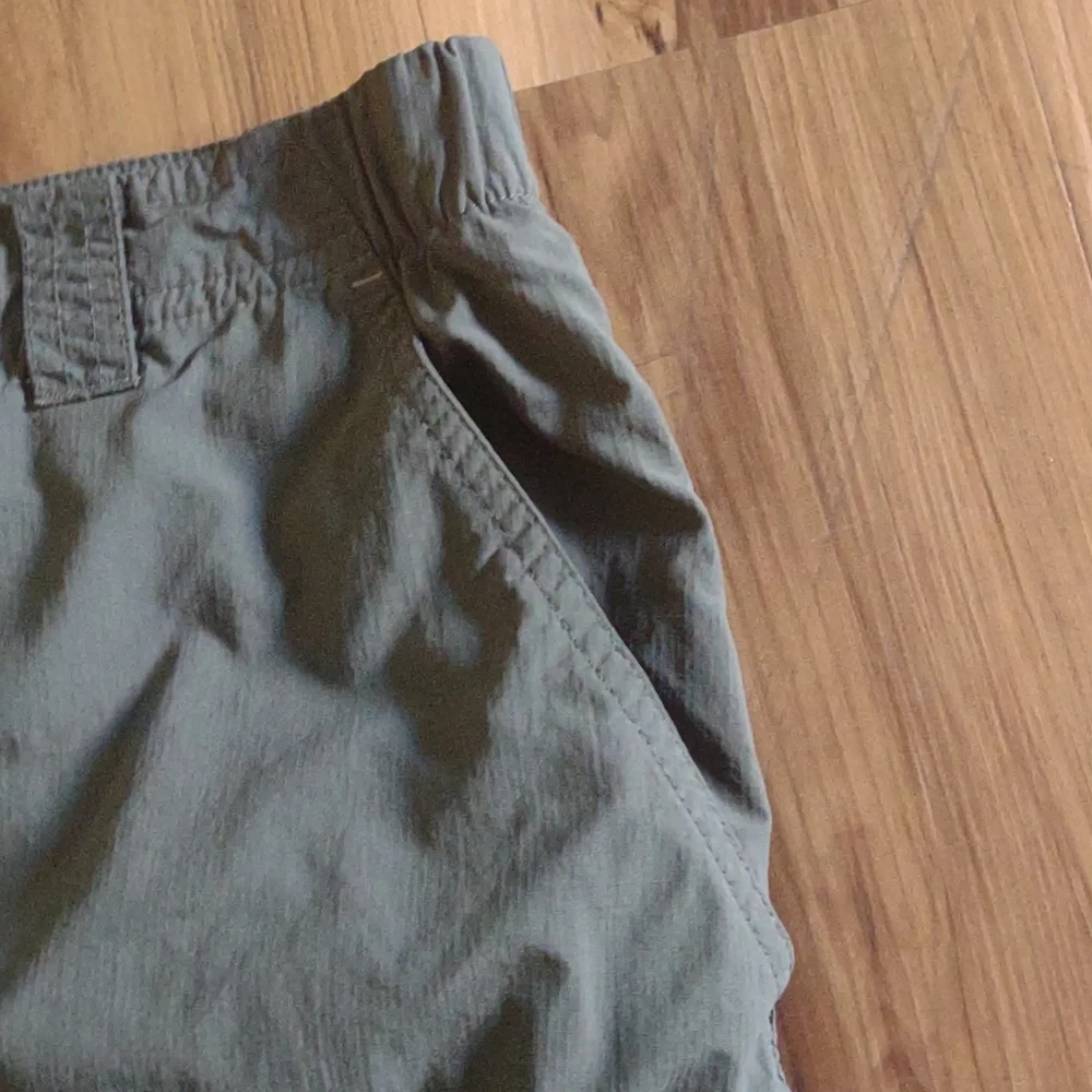 Columbia Men's shorts. Size 34W 10L Green khaki‎ Omni-shade